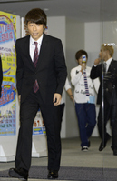 　生放送を終え結婚会見に登場した田村淳＝テレビ朝日（撮影・園田高夫）