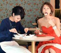 リニューアルオープン記念イベントで新フードメニューを試食する米倉涼子（右）と剛力彩芽＝東京都港区のアニヴェルセル　カフェ＆レストラン（撮影・開出　牧）