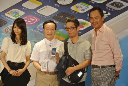 一番乗りの来客を出迎えた堀北真希、ＮＴＴドコモ加藤薰社長、渡辺謙（左から１、２、４人目）＝東京・ドコモショップ丸の内店