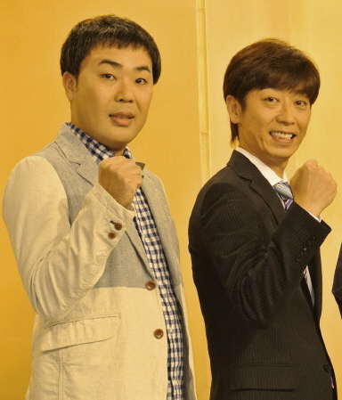 「ＮＨＫ新人演芸大賞」で司会を務めるフットボールアワーの岩尾望（左）と後藤輝基