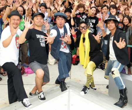 新曲発売イベントを開催した「怒髪天」と新曲の振り付けを担当した南流石氏（右から２人目）＝ラゾーナ川崎