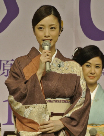 出演ドラマ「半沢直樹」の高視聴率に感謝の言葉を述べた上戸彩＝東京・日比谷