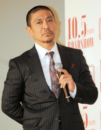 出演者の感想に耳を傾ける松本人志監督＝東京・新宿