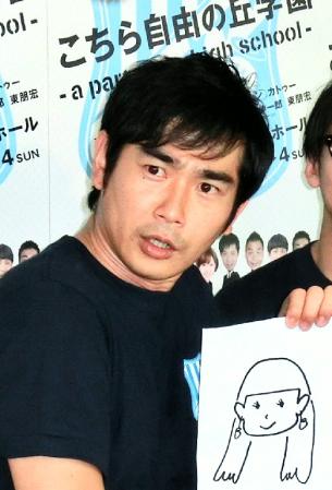 ７月３０日の結婚会見で夫人の似顔絵を披露したハマカーン・浜谷健司