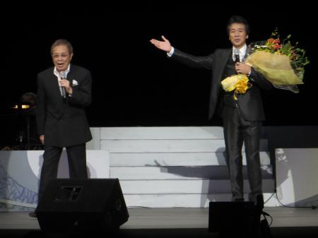 　サプライズで登場した北島三郎（左）から祝福される前川清＝東京・渋谷公会堂