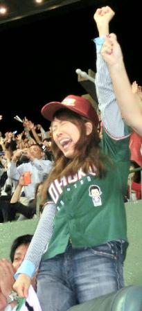 優勝の瞬間、ガッツポーズを決める里田まい＝西武ドーム