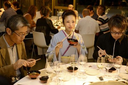 　和服姿で日本料理を楽しむ上戸彩（中央）＝スペイン、サン・セバスチャン