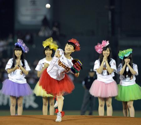 　始球式をするももクロの百田夏菜子（中央）＝９月３日、Ｋスタ宮城