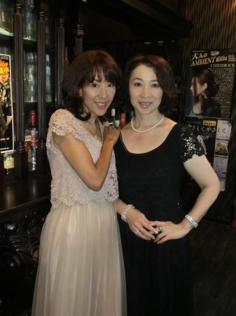 　１０月に３度目のライブを行う片岡聖子（左）と山崎美貴