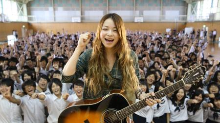 　母校でＭＶ撮影を行った片平里菜＝福島県立安達高等学校