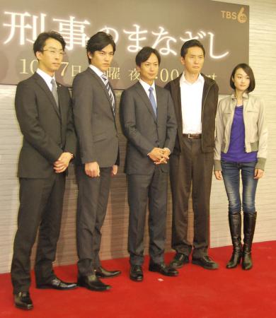 　制作発表に出席した（左から）北村有起哉、要潤、椎名桔平、松重豊、小野ゆり子＝緑山スタジオ