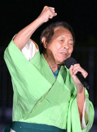 祭りを熱唱する北島三郎＝東京都調布市の味の素スタジアム西競技場
