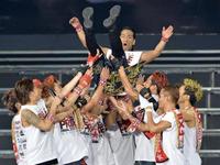　メンバーに胴上げされるパフォーマーとして引退するＨＩＲＯ＝東京ドーム（撮影・会津智海）