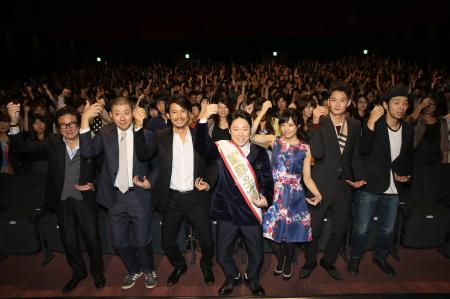 　劇中に登場する「自由の女神ポーズ」を決める（左から）水田伸生監督、荒川良々、竹野内豊、阿部サダヲ、井上真央、岡田将生、宮藤官九郎＝東京・有楽町の日劇