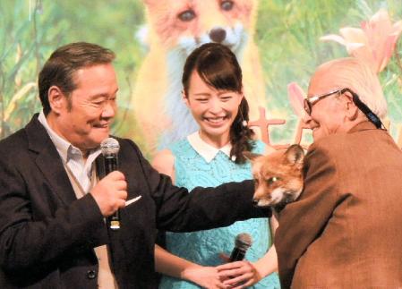 畑正憲氏（右）の抱くキタキツネを思わずなでる西田敏行（左）と平野綾＝都内のスペースＦＳ汐留