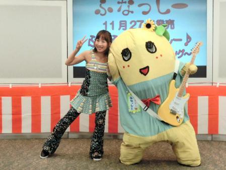 振り付けを担当するいとうまゆ（左）とふなっしー＝都内のユニバーサル本社