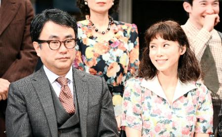 会見で三谷幸喜氏（左）の軽妙なトークを楽しそうに聞く中谷美紀