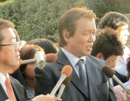 閉廷後に会見を開いた甲斐智陽氏（右）と伊藤芳朗弁護士＝東京地裁