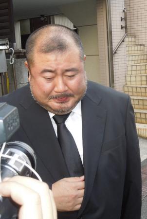 　目に涙を浮かべて斎藤さんとの思い出を語る芋洗坂係長＝横浜市内