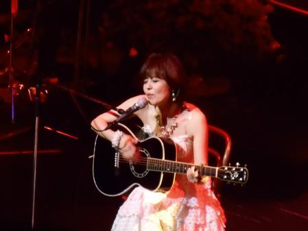 　デビュー３５周年ツアーファイナルでギターの演奏を披露した石野真子＝東京・渋谷Ｏ‐ＥＡＳＴ