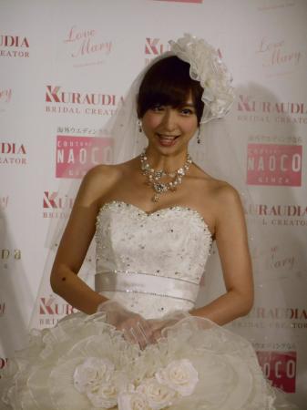 　自身がプロデュースした新作ウエディングドレスを身にまとう篠田麻里子