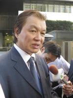 　裁判後に会見する甲斐智陽氏＝東京地方裁判所