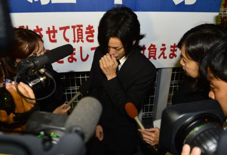 　涙ながらに桜塚やっくんとの思い出を語る岸田健作＝川崎市内（撮影・村中拓久）