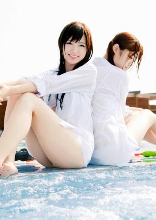 　写真集の中で太ももをあらわにする白石麻衣（左）と松村沙友理　