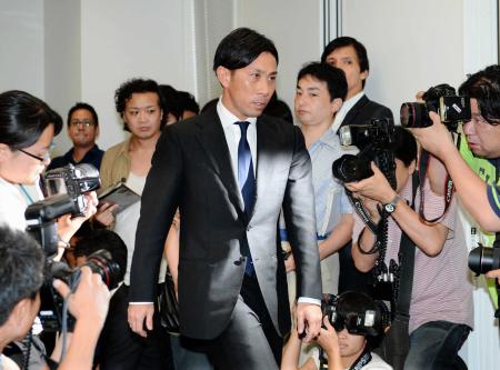 　報道陣に囲まれながら、会見場に姿を現した前園真聖元選手