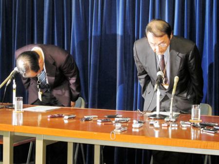 　不祥事を受け頭を下げるＮＨＫの吉国浩二専務理事（右）と姫野浩総合リスク管理室長