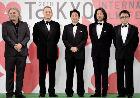 東京国際映画祭のグリーンカーペットでフォトセッションする（右から）三谷幸喜、役所広司、安倍晋三首相、トム・ハンクス、ポール・グリーングラス監督