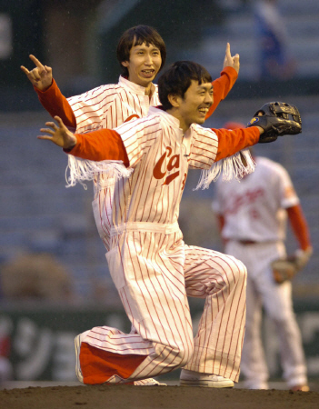 ２００６年４月２６日、始球式にも登板したアンガールズの田中卓志（手前）と山根良顕