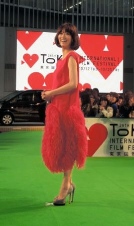 グリーンカーペットで笑顔を見せた水川あさみ＝東京・六本木ヒルズアリーナ