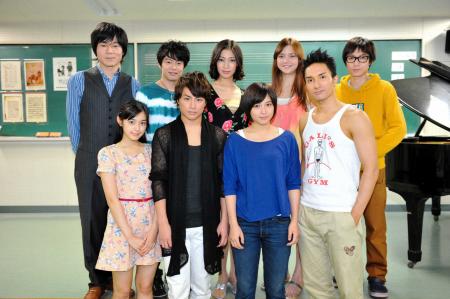 　ＮＯＴＴＶの新ドラマで主演する白濱亜嵐（前列左から２人目）他、出演者たち