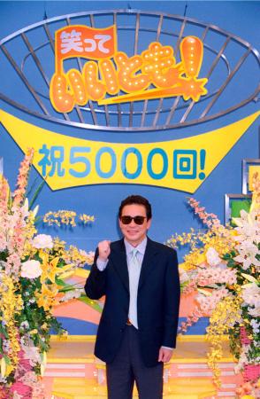 　放送５０００回を記録したバラエティー番組「笑っていいとも！」終了後、喜びを語る司会のタモリ＝２００２年４月、東京都新宿区