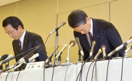 　メニューと異なる食材を使っていた問題を受け、記者会見で謝罪する阪急阪神ホテルズの出崎弘社長（右）＝大阪市