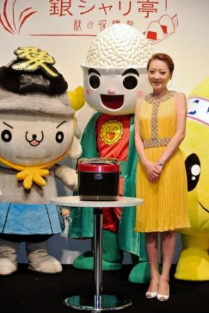 お米の産地のゆるキャラに囲まれる西川史子＝東京・秋葉原