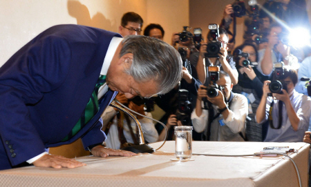 　報道陣に一礼するみのもんた＝東京・虎ノ門のホテルオークラ（撮影・村中拓久）