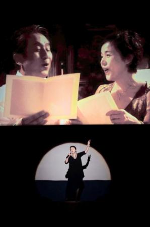 勘三郎一周忌メモリアルイベントで勘三郎とのデュエット曲を披露する大竹しのぶ＝東京・築地本願寺