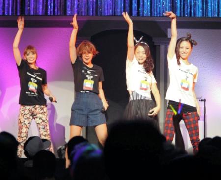 椿鬼奴（右から２人目）とコラボしたＭＡＸ