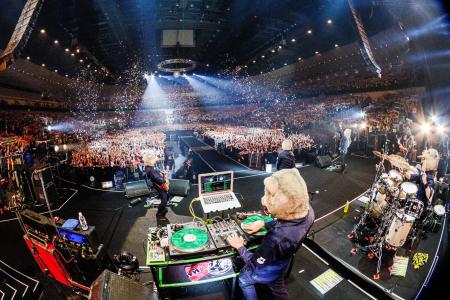 　頭はオオカミ、体は人間というロックバンドＭＡＮ　ＷＩＴＨ　Ａ　ＭＩＳＳＩＯＮ