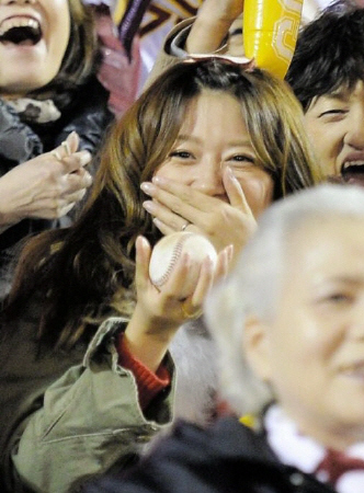 バックネットを超えたシートノックの打球を捕球した里田まい夫人（中央下）＝撮影・吉澤敬太