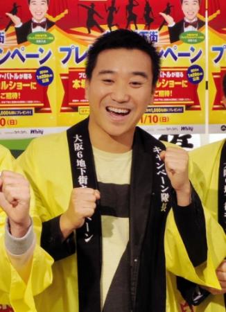 キャンペーン隊長に任命された月亭八光＝大阪市内
