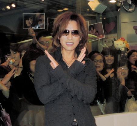 Ｘポーズを決めるＹＯＳＨＩＫＩ＝ＴＯＫＹＯ　ＦＭ　渋谷スペイン坂スタジオ
