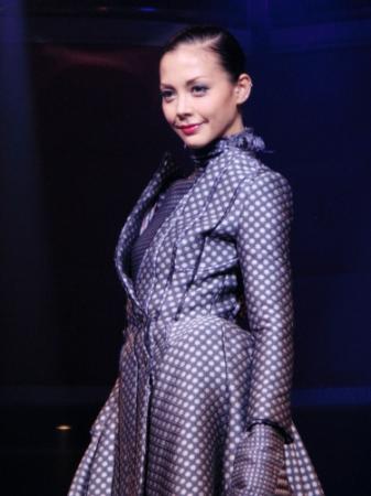 「ＬＥ　ＮＯＩＲ」の開幕あいさつを行った土屋アンナ＝東京・品川プリンスホテル