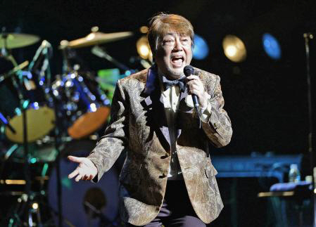 　今年のソロツアーで熱唱する沢田研二。１２月のザ・タイガース再結成ツアーにも弾みを付けた