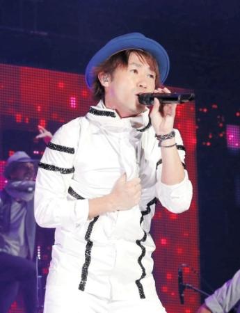 熱唱するナオト・インティライミ＝横浜アリーナ