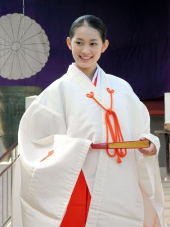 巫女姿で七五三広報大使を務めた吉本実憂＝東京・赤坂の日枝神社