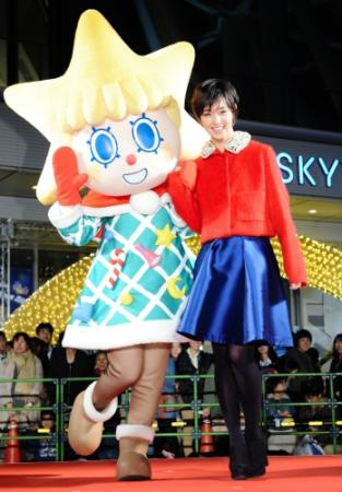 東京スカイツリーのキャラクター・ソラカラちゃん（左）と笑顔で写真に収まる剛力彩芽（撮影・北野将市）