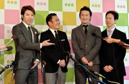 公私にわたり「獅童さんがいて心強いです」と語る尾上松也（左端）＝明治座